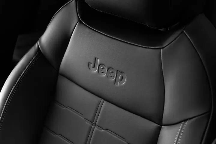 Asiento de cuero con logo Jeep grabado