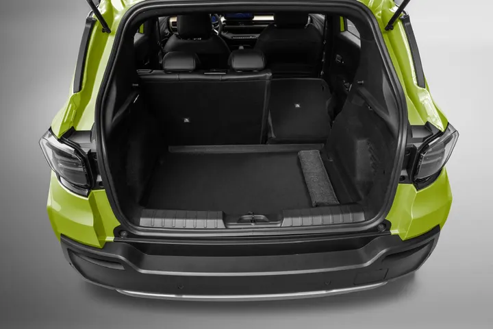 Baúl del Jeep Avenger con asientos traseros rebatibles