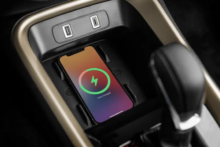 Base de carga inalámbrica para celular en el Jeep Avenger