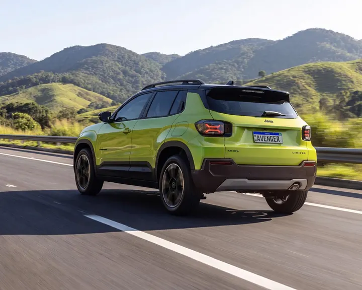 Vista trasera del Jeep Avenger en movimiento por la ruta